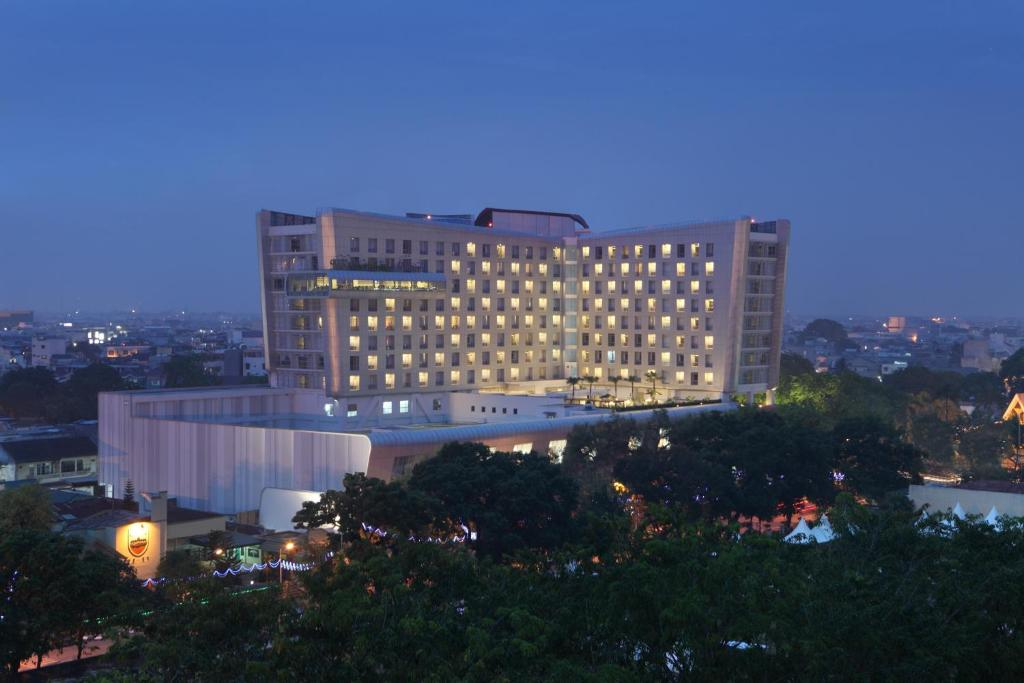 Santika Premiere Dyandra Hotel Akomodasi Penginapan Bintang 4 di Kota Medan